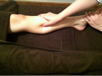 スリーツリーズ(3trees)の写真/寒さによる足の冷え・むくみには足裏への刺激が重要！リンパの流れを促し、施術後はスッキリ軽やかな足に♪