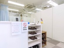 鍼灸指圧マッサージ新高円寺治療室の雰囲気（店内の受付のようすです。受付でお名前の記載をお願い致します。）
