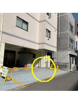 マナイ(a mana井)/黄色い車止めが目印