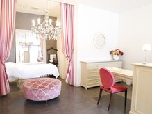 ChouChou's salon高坂店 美まつげパーマ/美眉毛デザイン/アイブロウの雰囲気(オシャレな店内とゆったり寝れるベッドで施術していきます。)