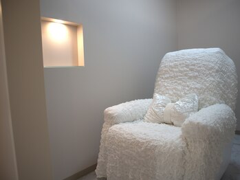 エクラートアイ アンド ローレル 大宮店(ECLART eye&Laurel)の写真/【“完全個室”でゆったり施術♪】落ち着いた個室で贅沢に、上品まつげを叶える大人のためのまつげサロン◎