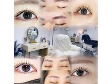 内装は白、黒、青を基調としたオシャレで落ち着いた雰囲気です