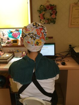 メイプルリーフ/店長のヘナトリートメント中