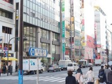 西武デパートを右手に直進します。