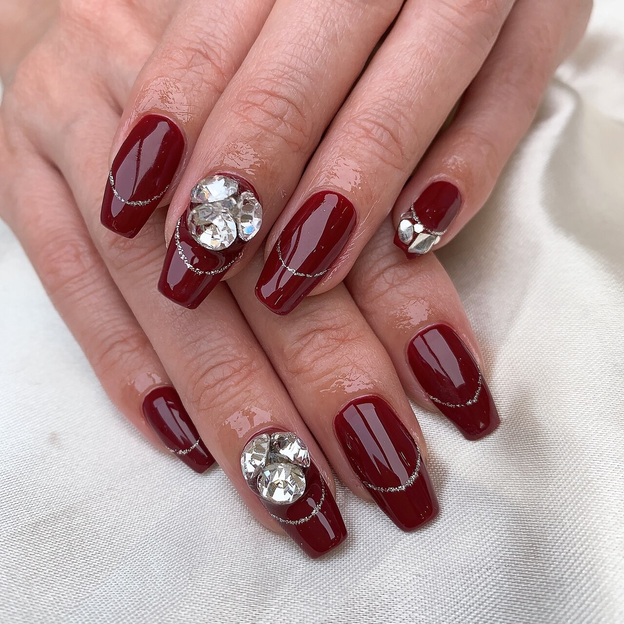 2025年-2026年冬トレンド】ボルドー フレンチのネイルデザイン集｜人気