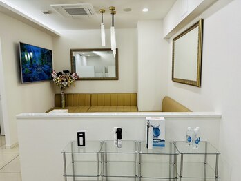 けんこうの窓口 六本木店/白を基調とした店内で気分上々!