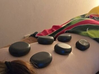 レラクス(RE.LUX)の写真/首・肩の不調に◎ヒロット×ロミロミで深い癒しを♪温熱ハーブボールで血流促進＆むくみ改善にも！