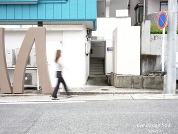 想(Sou.)/建物正面の右側が入り口です。