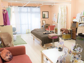 リラクゼーションサロン藤有/明るく広々としたお一人様サロン