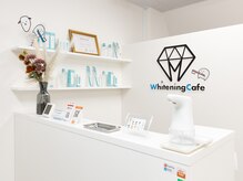 ホワイトニングカフェ 本厚木店/☆白を基調とした店内