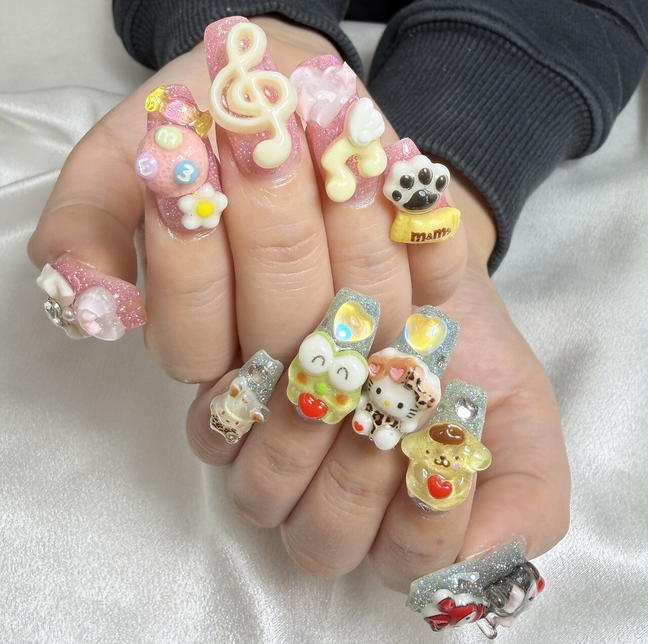 ブランドロゴ ネイルパーツに関するネイル・まつげサロン きらきら