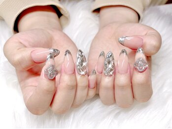 アール(R)の写真/自爪が弱い方や長さ出しで華やかに仕上げたい方も大歓迎！デザインも幅広く対応可能◎理想の指先が叶う♪