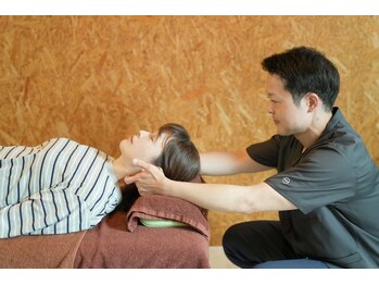 いるま指圧治療院 和の写真/肩こりの原因を全身のバランスから見極め、歪みや動きのクセまで丁寧に整えます。