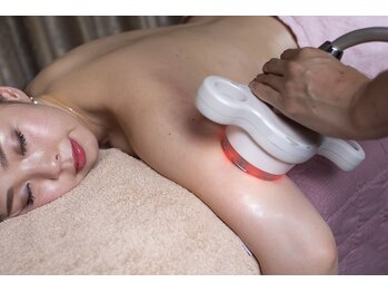 アテーナオアシス(Athena Oasis)/二の腕もハイグレードマシーンで