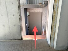 エパノン(EPANOUN)の雰囲気（後ろ側通路の階段を真っ直ぐ降った102号室がサロンとなります。）