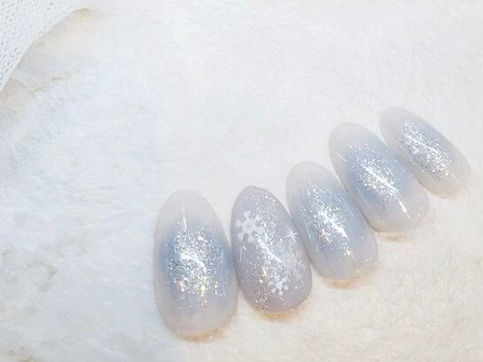 2026年冬トレンド】雪の結晶のネイルデザイン集｜人気順