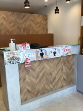 くまのみ整骨院 北浦和駅前院/受付にて対応します