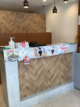 くまのみ整骨院 北浦和駅前院/受付にて対応します