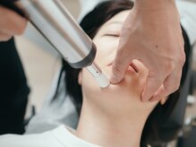 かりやさくら接骨院の雰囲気（TNブレインでお顔の施術をおこないます◎）