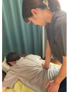 こりとりらくね 長岡京/背骨を伸ばしながら状態を確認