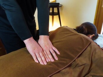 もみほぐしと整体のお店「石もみ」の写真/【立ち仕事やデスクワークのつらい腰痛疲労に】骨格×筋肉からゆるめ、ほぐし、整える。猫背・反り腰にも◎