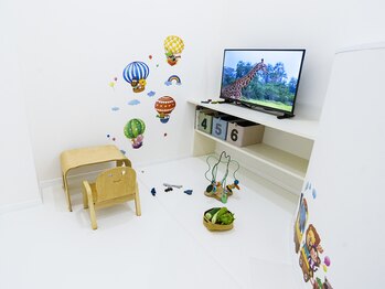 コッコミー 石山店(cocco me)の写真/【キッズスペースあり】お子様専用テレビ・おもちゃ等もご用意☆ベビーカーでのご来店もOK！