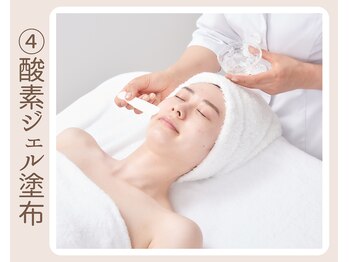 ルビーミー(Ruby's Me)/酸素ジェルをお顔全体に塗ります