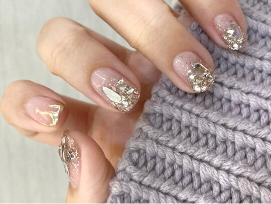 2025年冬トレンド】ゴールドのネイルデザイン集｜ホットペッパー  