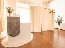 ホワイトアイ 大船(WHITE EYE)の雰囲気（大船徒歩1分｜上質で落ち着いた空間で、ゆったり過ごせるサロン）
