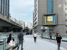 アーチ(arch)/左側の歩道を六本木方面にすすみ
