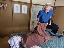 かねこ均整院の雰囲気（お客様一人一人のお身体の状態を確認し、施術法を選択しています）
