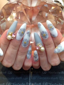 エスフィーネイルサロン ブリーユ(Esfy nailsalon Brille)/シックなフラワーネイル