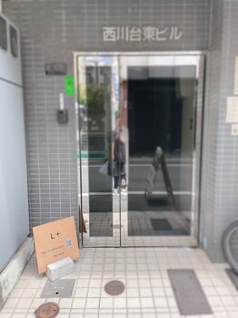 エルプラス(L+)/当ビル入口