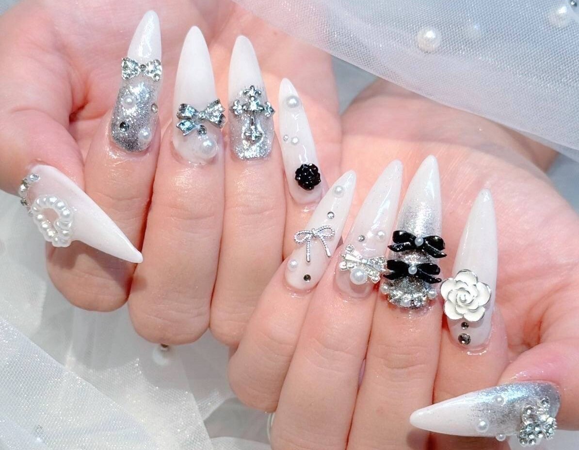 ロングネイル ホワイト ブラック 花 2025年秋トレンド】ホワイト ハンド スーパーロングのネイル