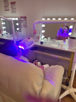 エクシアホワイトニング 西宮北口店/会員様の照射中の写真です！