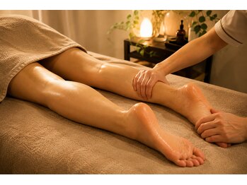 ラッキーサロン(Lucky Salon)の写真/【完全個室】デスクワークや冷えで重だるい足のむくみ撃退★足湯＆本格オールハンドリンパでスッキリ美脚♪