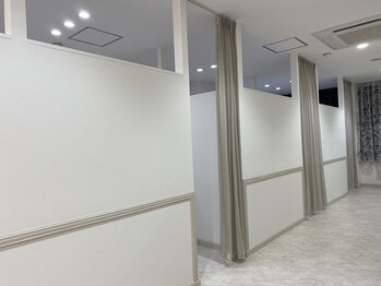 アンジュ(ANGE)の写真/ふかふかのリクライニングチェアと清潔感のある落ち着いた雰囲気の店内で周りを気にせずリラックス♪