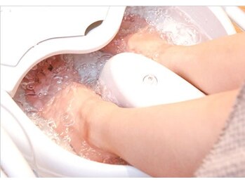 アロマリラクゼーションサロン すぅ~(zzz...)/まずはフットバスでホッと一息