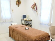 白を基調とした落ち着いた空間でリラックスした時間を楽しめます