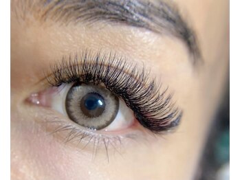 ウェリナ(Welina)の写真/【表参道駅徒歩2分】根元から上がるパーマでまつ毛を上げてからエクステを装着◎目力UPで印象的な目元に♪