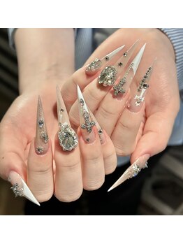 ミカネイルズ 心斎橋店(Mika Nails)の写真/【心斎橋/四ツ橋】トレンドを取り入れた豊富なパーツを数千種類ご用意！キラキラネイルでテンションUP♪