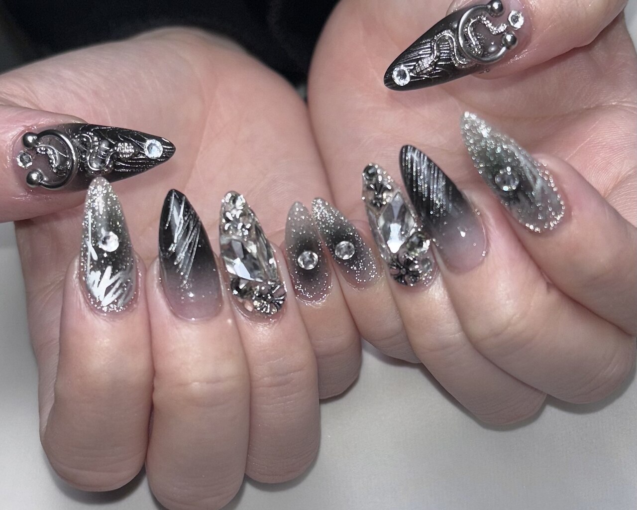 2025年秋トレンド】エアブラシのネイルデザイン集｜人気順｜7