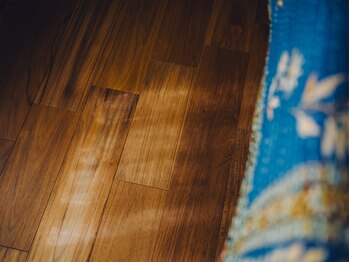 ナチュラルハーブス 灯り 淡路(Natural Herbs AKARI)/5エレメントルームのチーク床