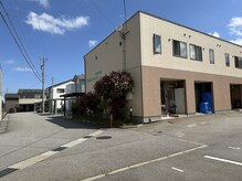 店舗はこちらの角部屋になります。駐車場は店舗前2番です。