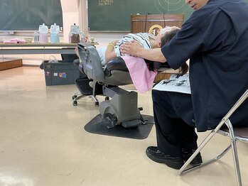 アトリエ整骨院/ドライヘッドスパ講習の様子