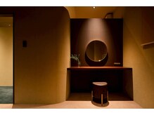 アオ(Ao)の雰囲気(ホテルのようなドレッサー付きのゆったりとした個室)