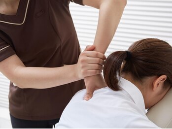 リフレッシュハンズ 横浜ジョイナス店の写真/\ガチガチ首肩を徹底解放!/慢性的な首肩こりのお悩み、プロの技でスッキリ解消!ヘッドスパもオススメ◎