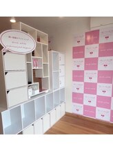 エクシアホワイトニング 西宮北口店/内装はピンクが多くてかわいい！