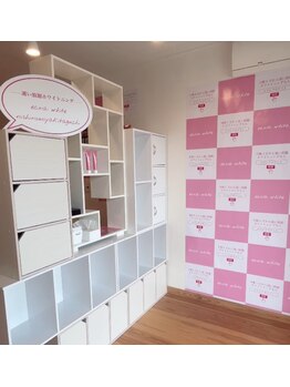 エクシアホワイトニング 西宮北口店/内装はピンクが多くてかわいい！