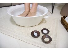 カルム(calme)/アロママッサージ前の足湯